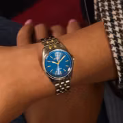 Кварцевые часы Citizen Eco-Drive Peyten на руке человека