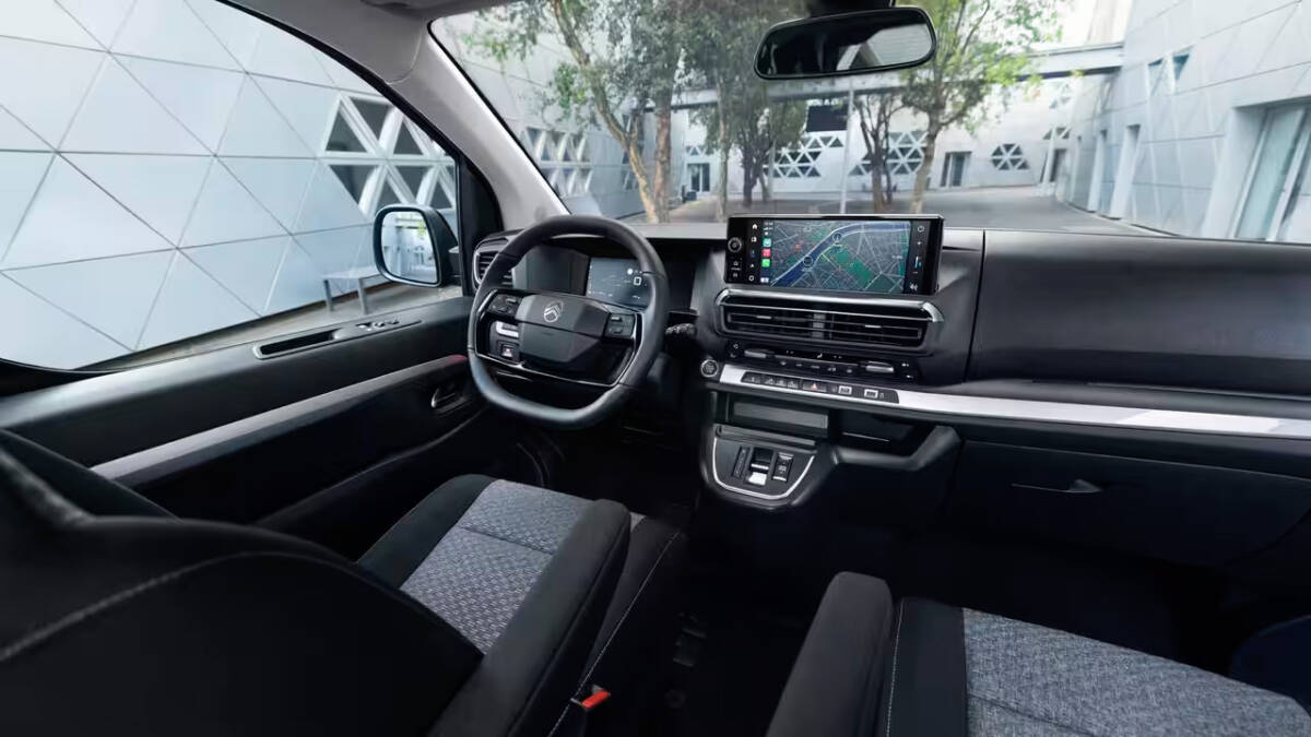 Интерьер Citroen SpaceTourer с виртуальной панелью и мультимедийным экраном