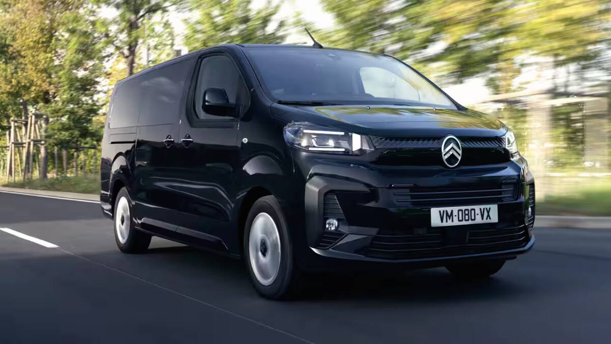 Черный Citroen SpaceTourer движется по дороге