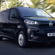 Черный Citroen SpaceTourer движется по дороге