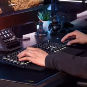 Corsair выпустила игровые клавиатуры с колесом и мышь с батареей на 140 часов 2 Клавиатура, мышь, монитор, телефон, декоративные фигуры, растение
