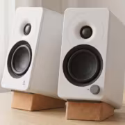 Creative XF1 получила 72 Вт и Hi-Res звук за $179,99 1 белые акустические системы Creative XF1 на деревянной поверхности