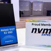SSD DapuStor R6060 512 ТБ и карточка с логотипом nvm express