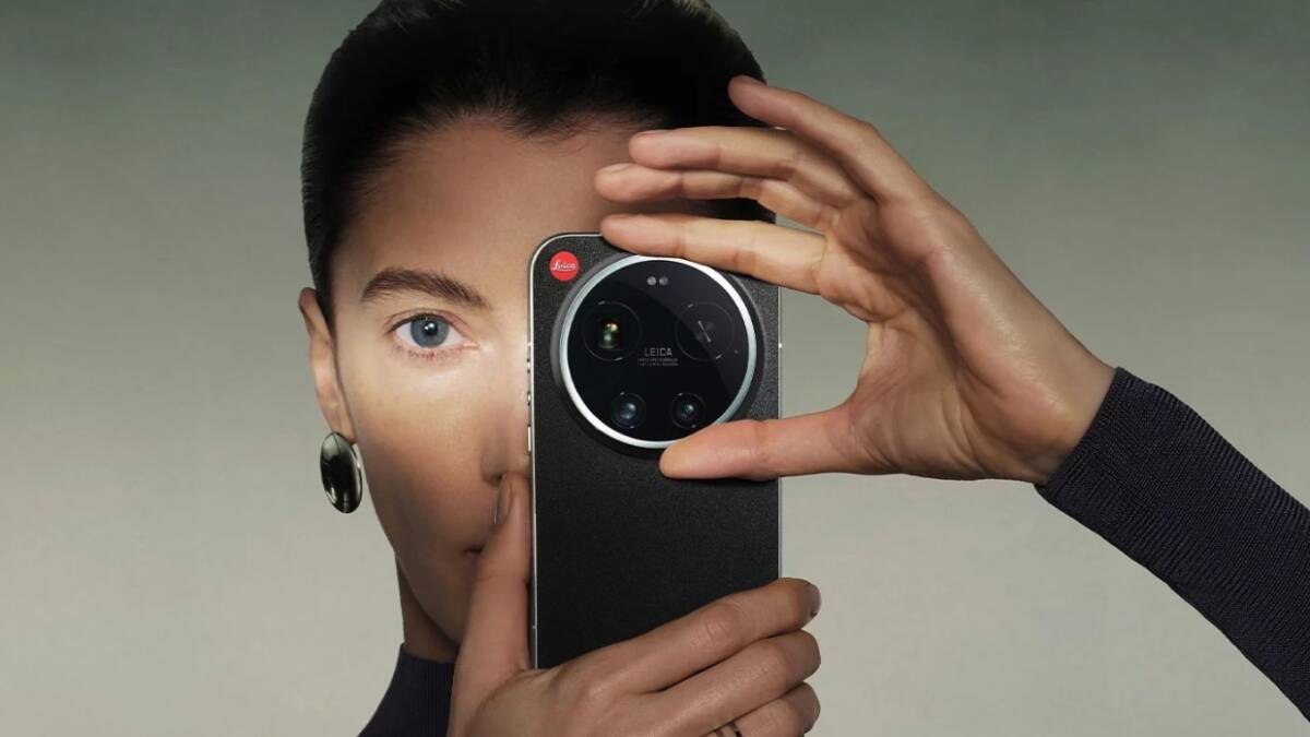 Человек делает селфи с камерой iPhone 18 Pro