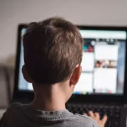 Мальчик работает за ноутбуком в комнате интернет соцсетей