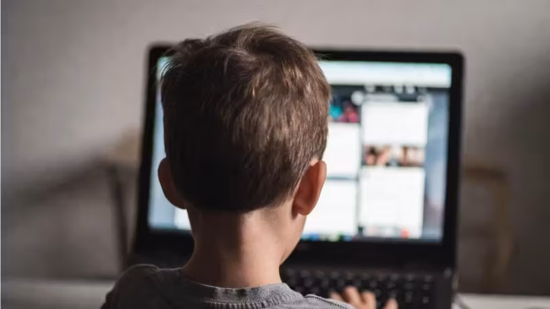Мальчик работает за ноутбуком в комнате интернет соцсетей
