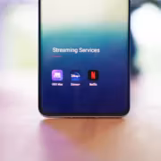смартфон с экраном streaming services и приложениями HBO Max Disney+ Netflix