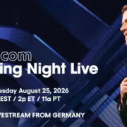 Джереми Конрад держит микрофон на Gamescom 2026 Opening Night Live