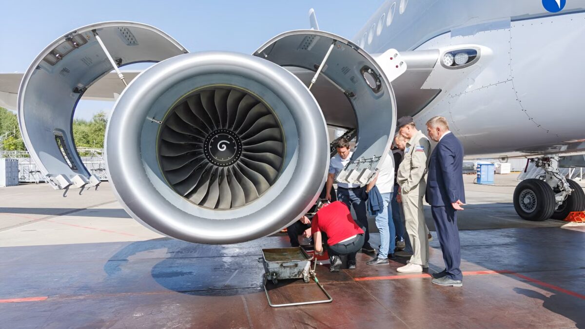 Экипаж осматривает двигатель Superjet на аэродроме