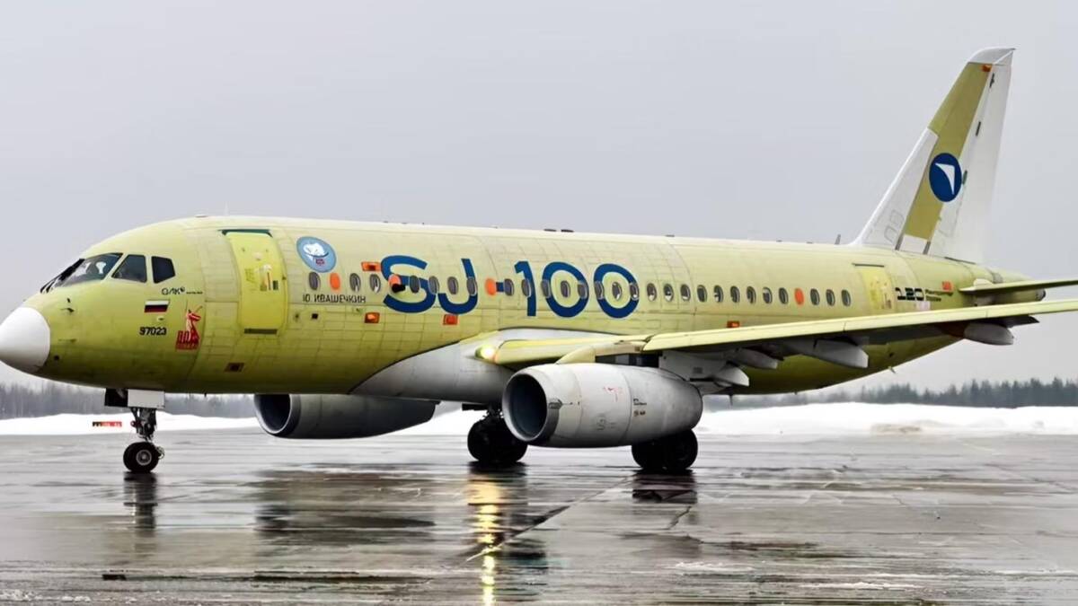 Самолет Sukhoi Superjet 100 истребительный дизайн стартовая позиция