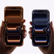 Два смартфона Apple iPhone 14 Pro Max с тёмными экранами