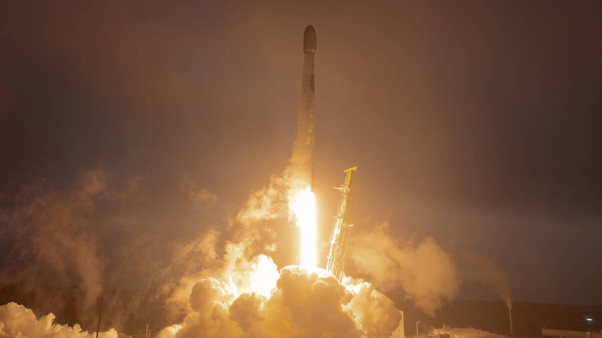 Falcon 9 вывела 24 спутника Starlink и посадила первую ступень в 26-й раз 5 Ракета Falcon 9 с первичной ступенью и спутниками Starlink
