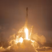 Ракета Falcon 9 с первичной ступенью и спутниками Starlink