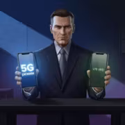 Мужчина держит смартфоны с 5G и LTE 4G логотипами