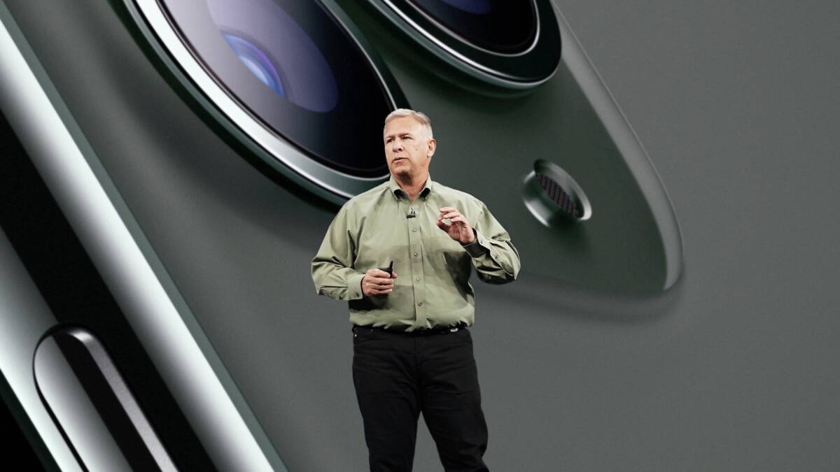 Фил Шиллер выступает на конференции Apple в зеленой рубашке