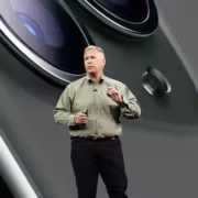 Фил Шиллер выступает на конференции Apple в зеленой рубашке