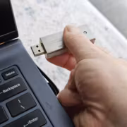 Флешки не исчезают. SSD подорожали, и старые накопители снова выгодны 2 Флешка и ноутбук с клавиатурой, статья о SSD и флешках