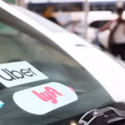 Автомобиль с наклейками Uber и Lyft на лобовом стекле