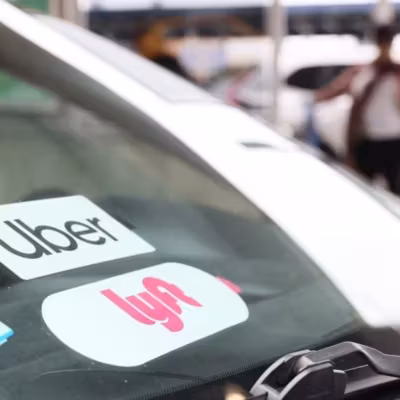 Flock хотела превратить Uber и Lyft в сеть мобильных камер 5 Автомобиль с наклейками Uber и Lyft на лобовом стекле