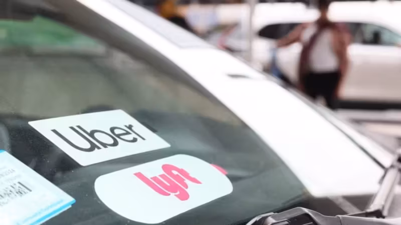 Автомобиль с наклейками Uber и Lyft на лобовом стекле