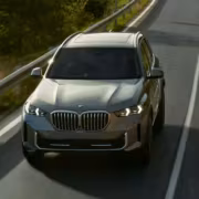 Foton Tunland обогнал BMW X5 в России по продажам дизельных машин 2 BMW X5, изображён на дороге во дворе