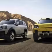 Два внедорожника Freelander 8 на дороге в гористой местности