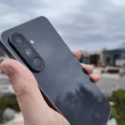смартфон Galaxy A55 с тремя камерами на задней панели