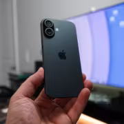 Galaxy S23 ещё в строю? Вот 4 апгрейда и 3 компактных замены 3 Смартфон iPhone 14 на фоне компьютера с экраном