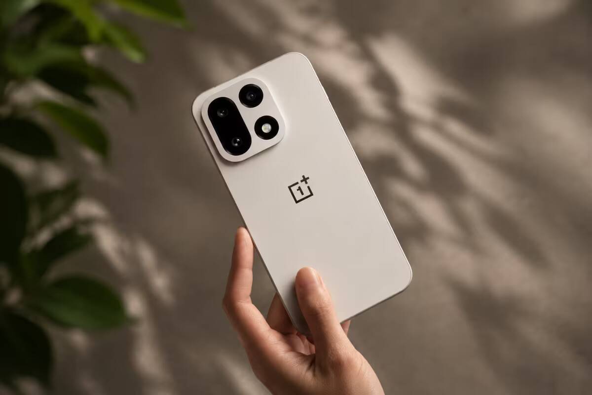 Новая модель OnePlus 11 на белом фоне