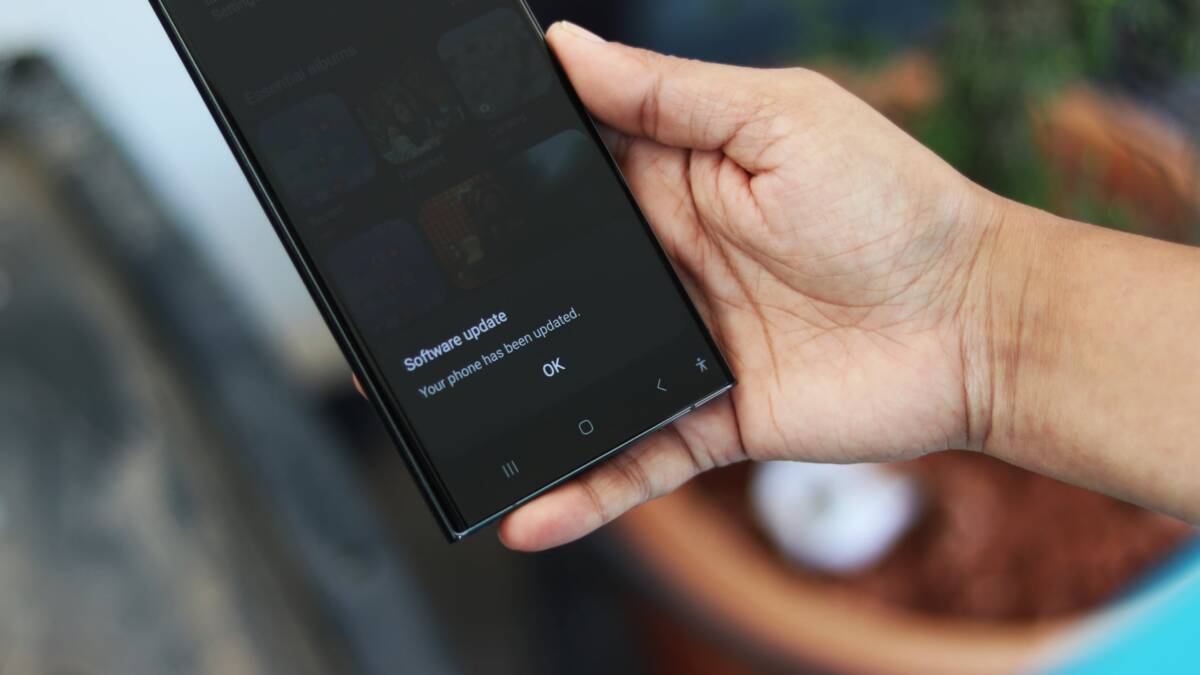 Смартфон Samsung Galaxy S23 под стандартным освещением