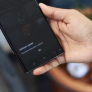 Смартфон Samsung Galaxy S23 под стандартным освещением