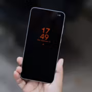 Смартфон Galaxy S26 FE с экраном и дисплеем в руке