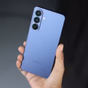 Синий Samsung Galaxy S26 задняя сторона три камеры