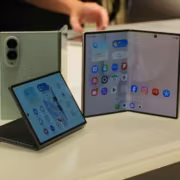 Galaxy Z Fold 8 побил рекорд Note 10 по предзаказам в Южной Корее 2 Galaxy Z Fold 8 и Galaxy Z Flip 5 смартфоны на столе открытые и сложенные