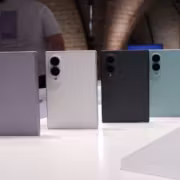 Четыре смартфона Samsung Galaxy Z Fold 8 на столе