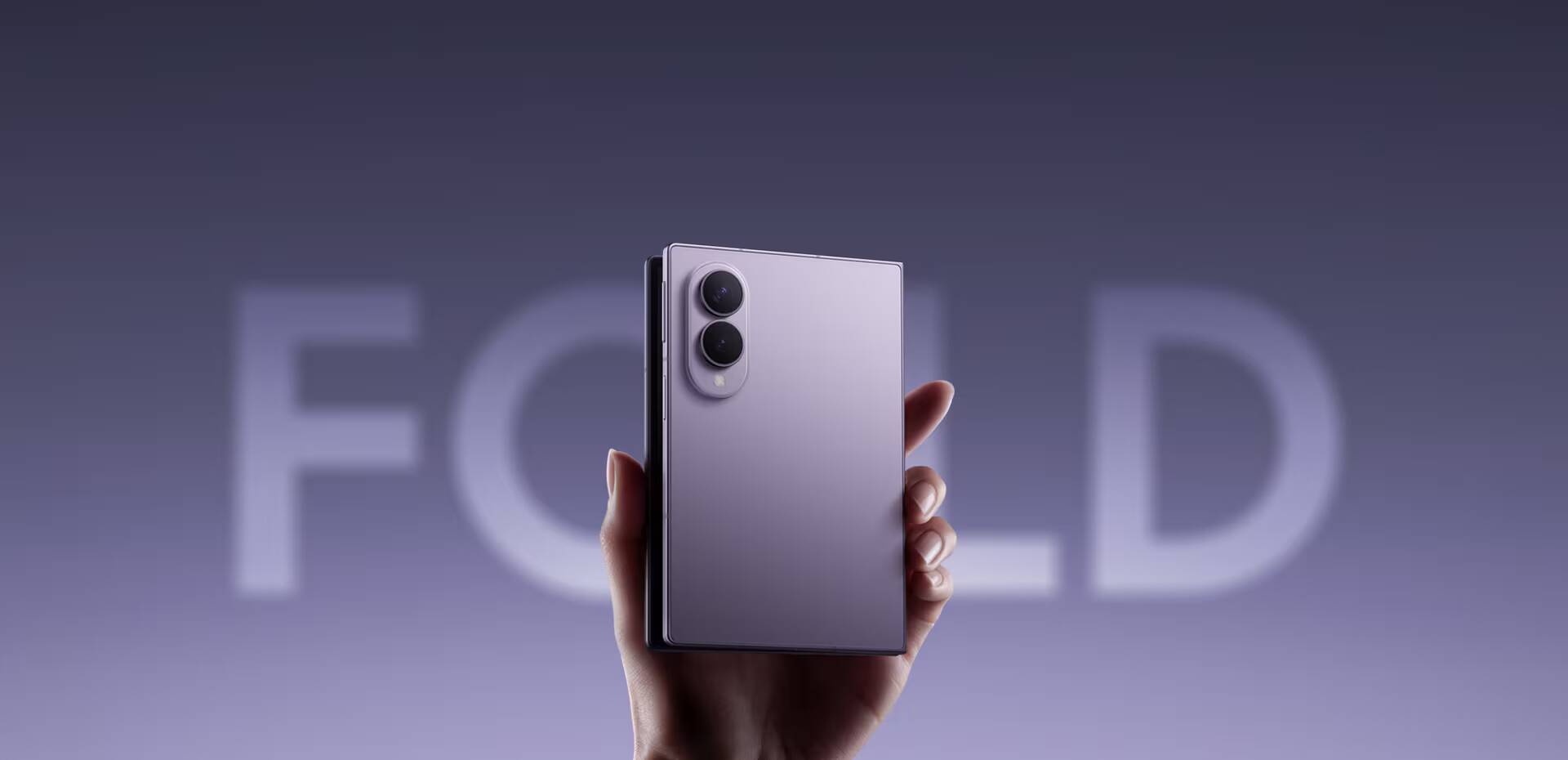 Лучшие смартфоны для покупки в 2026 году 4 Современный смартфон Samsung Galaxy Z Fold 5 в руке человека