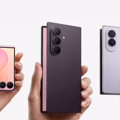 Три складных телефона Galaxy Z Fold8 и Flip8 в руках