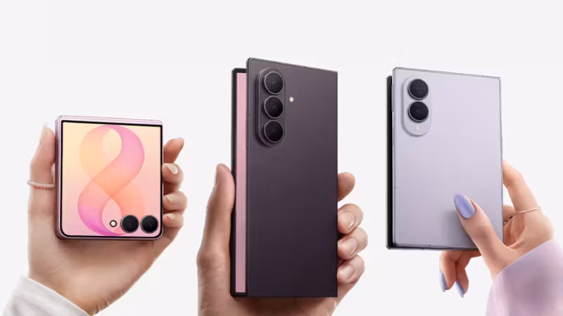 Три складных телефона Galaxy Z Fold8 и Flip8 в руках