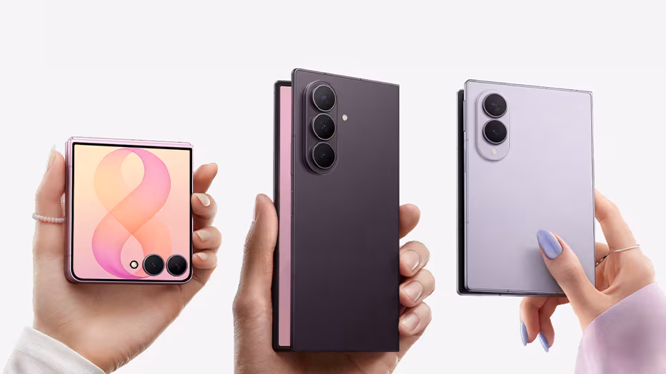 Три складных телефона Galaxy Z Fold8 и Flip8 в руках