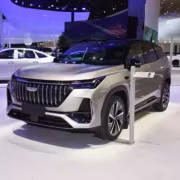 Кроссовер Geely Atlas i-HEV в выставочном центре