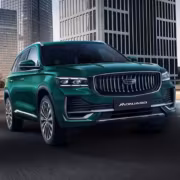Зелёный кроссовер Geely Monjaro на городской дороге