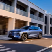 Гибридный кроссовер Geely EX5 EM-R движется по городу
