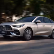 Geely показала семейный гибридный седан, который ест бензин и метанол в любых пропорциях 1 Седан Geely семейный гибридный автомобиль серебристого цвета