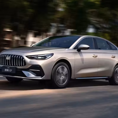 Седан Geely семейный гибридный автомобиль серебристого цвета