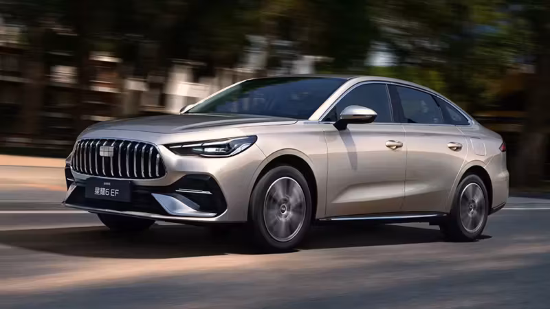 Седан Geely семейный гибридный автомобиль серебристого цвета