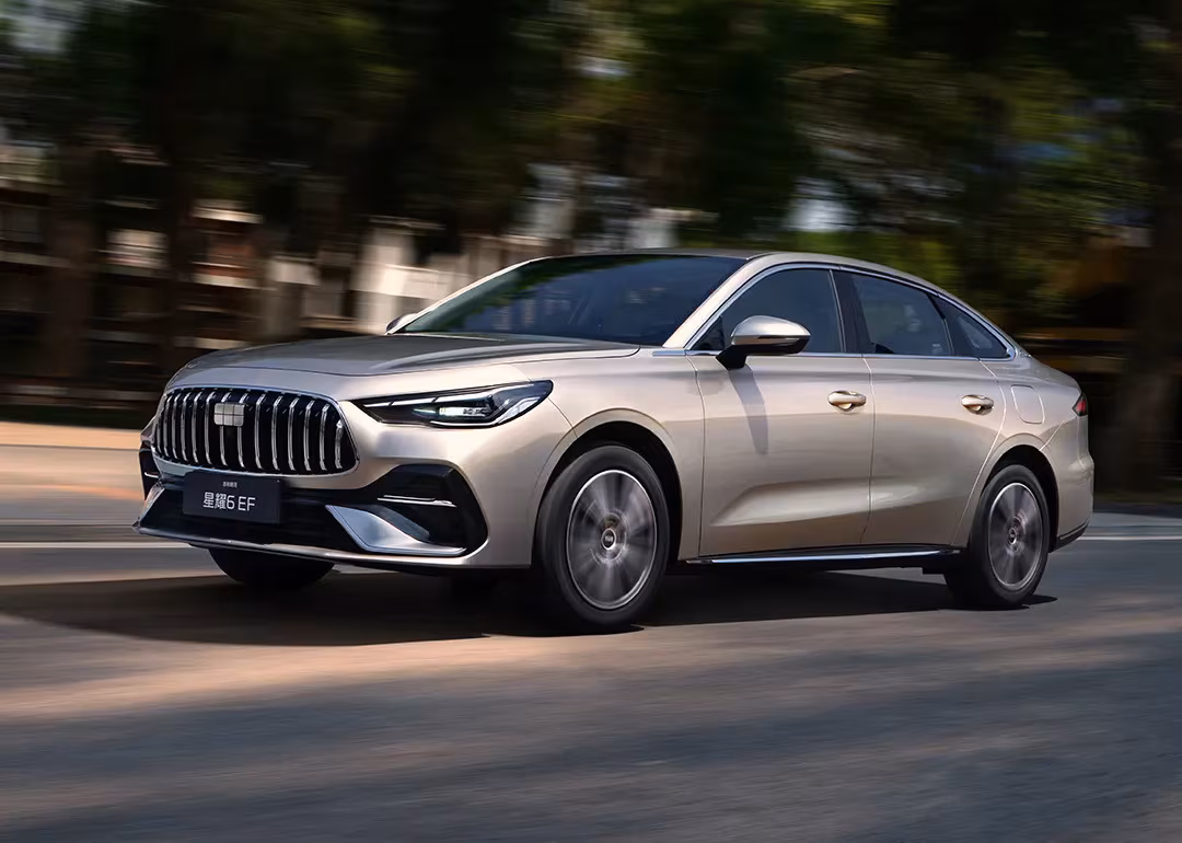 Geely показала семейный гибридный седан, который ест бензин и метанол в любых пропорциях