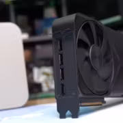 Видеокарта с четырьмя HDMI-портами и вентилятором