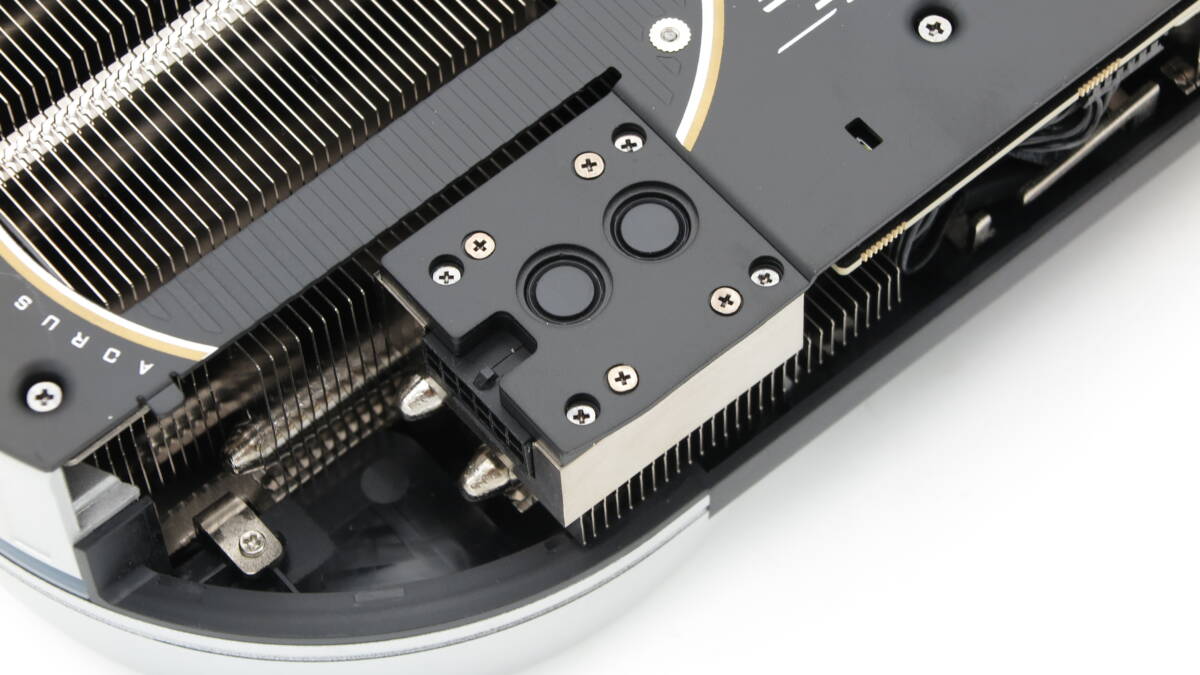 Gigabyte спрятала разъём 12VHPWR в алюминиевый блок в видеокартах GeForce RTX 50 Infinity 3 Видеокарта GeForce RTX 50 Infinity с алюминиевым блоком для разъёма 12VHPWR