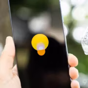 Google Keep для Android получил поиск внутри заметки 1 Мужчина держит телефон Google Keep с изображением лампочки на экране