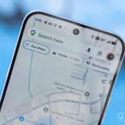 Google Maps добавит пошаговую навигацию в Южной Корее 3 Экран смартфона с Google Maps и навигацией Google Maps